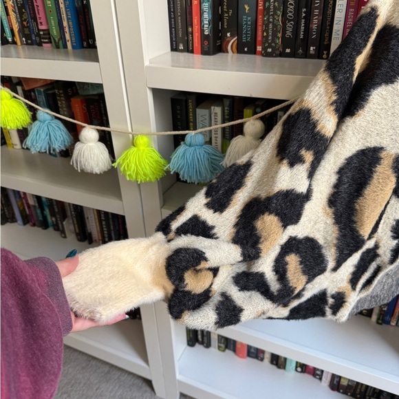 Forever 21 cheetah print oversized knit fuzzy cape cardigan shawl sweater - Picture 2 of 5